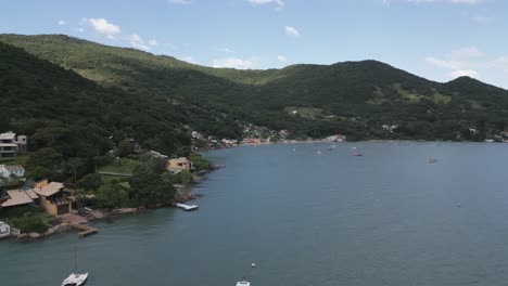 Drone-Aéreo-De-Santa-Catarina-Brasil-Vuela-Sobre-La-Playa-De-La-Costa-Y-El-Paisaje-Panorámico-De-Montañas-Verdes,-Turismo-Sudamericano