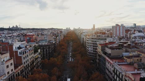 vista aérea de la rambla en barcelona al atardecer