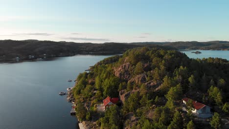 Hermoso-Pueblo-Pesquero-Noruego-En-La-Ladera-De-La-Isla,-Vista-Aérea-De-Verano-4k