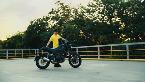un instructor de conducción de motocicletas con una camiseta amarilla conduce motocicletas y las establece en la carretera. preparación para la capacitación de estudiantes en una escuela de motocicletas