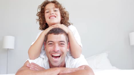 padre e hijo sonriendo a la cámara