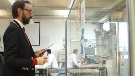 businessman writing on sticky note 4k