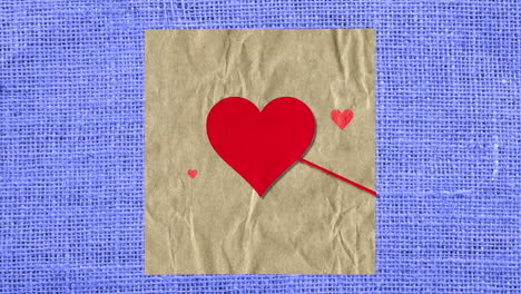 corazones rojos con flecha en papel con textil