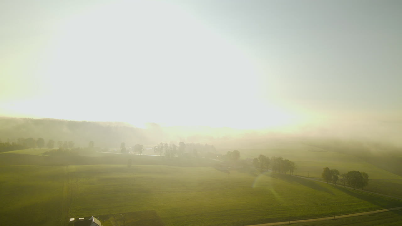 napromek, 무인 항공기 공중의 놀라운 언덕이 많은 아름다운 시골 농지 위로 놀라운 일출
