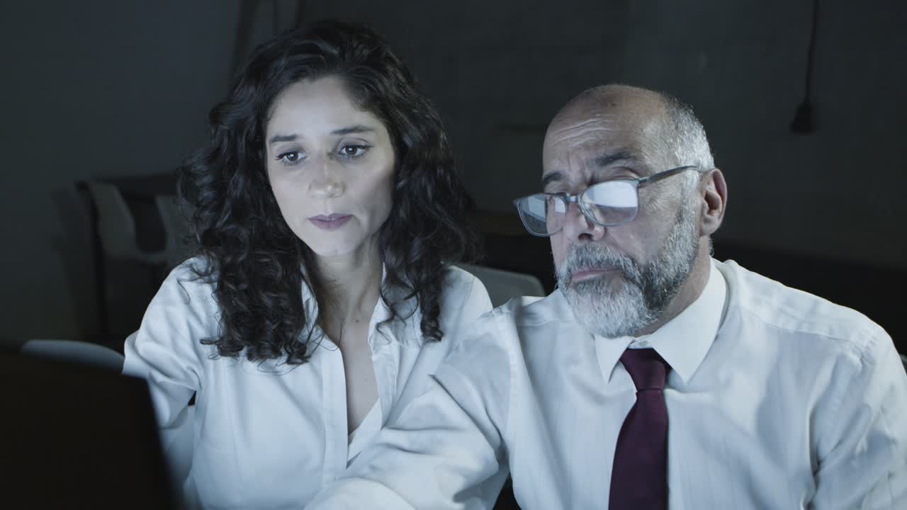 gente de negocios seria mirando el monitor de la computadora