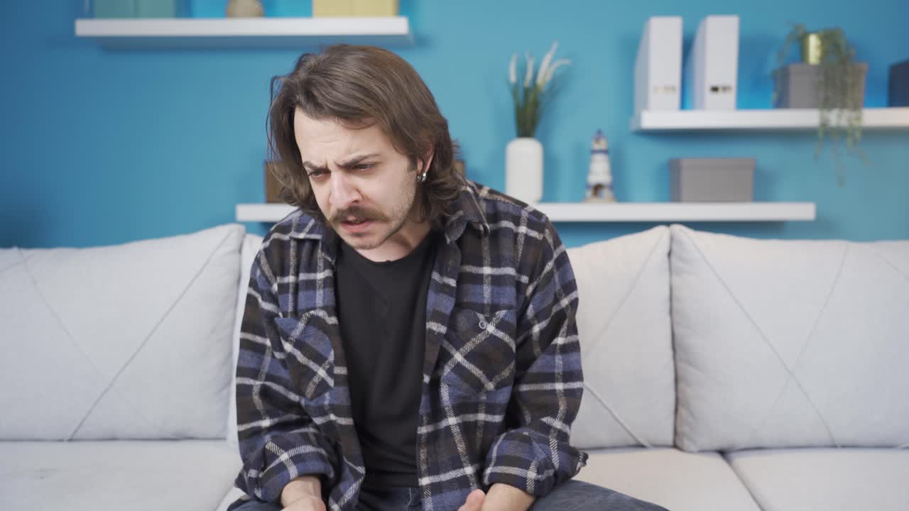 adolescente deprimido, enojado y harto.