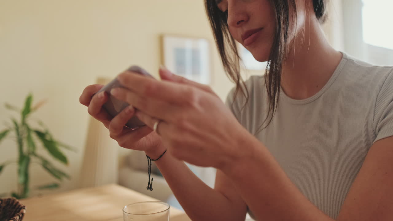 mujer usando un teléfono inteligente