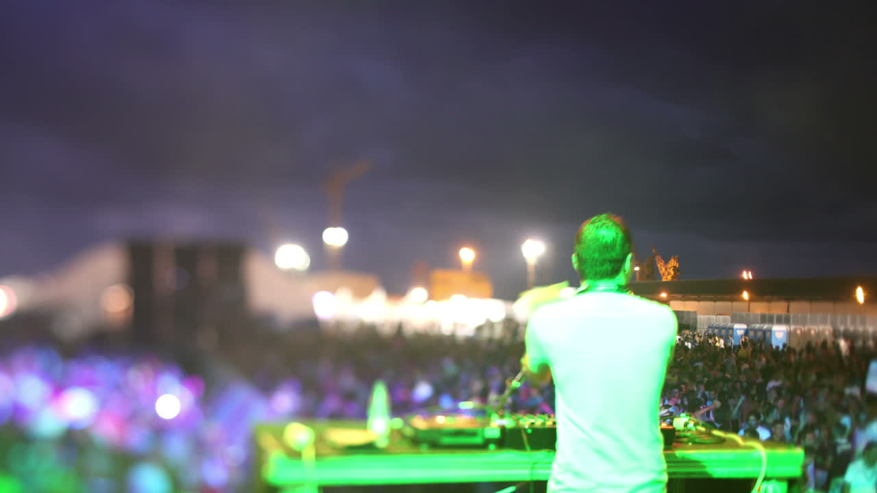 dj jugando festival remezclado 02