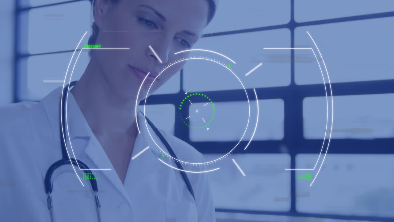 animación de escaneo de alcance sobre una doctora caucásica que tiene documentos