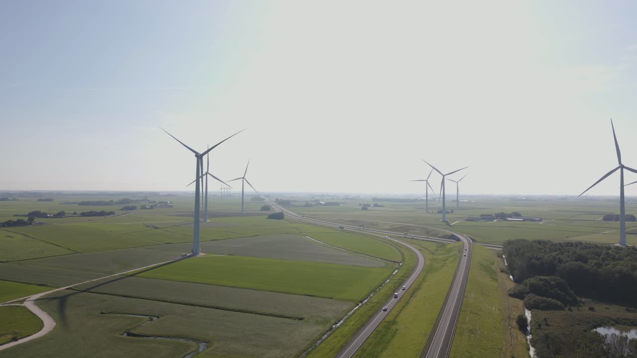 네덜란드 시골의 풍력 발전소와 고속도로의 공중 사진