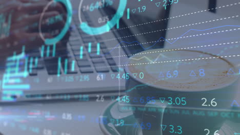 animación del procesamiento de datos con las manos utilizando una computadora portátil
