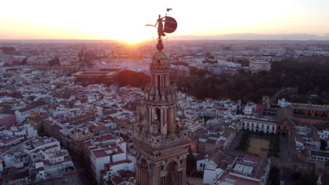 Escultura-De-Giraldillo-En-La-Parte-Superior-Del-Campanario-Al-Atardecer,-Catedral-De-Sevilla