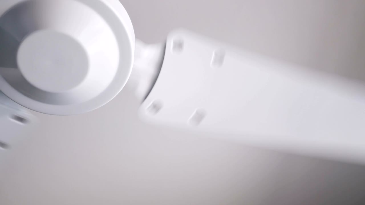 el abanico de metal blanco girando