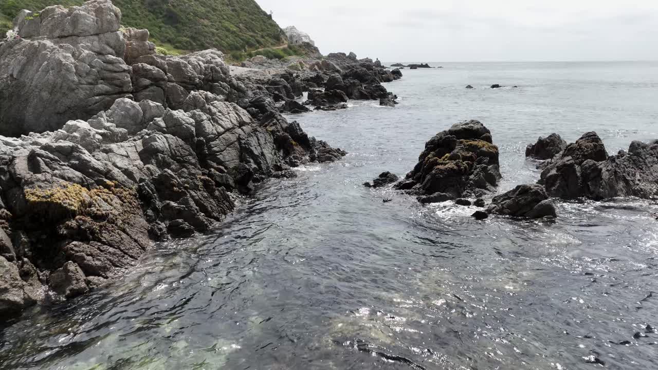 칠레의 푸엔테 알토 (puente alto) 에서 바다 풍경에서 바위에 부히는 물결을 뒤집어 찍은 사진