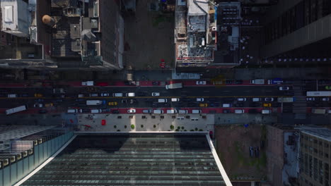 Aerial-birds-eye-overhead-top-down-horizontally-panning-view-of-heavy-traffic-in-wide-street-in-city.-Manhattan,-New-York-City,-USA