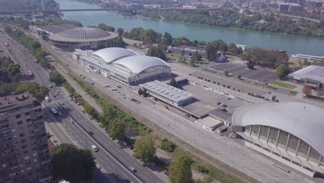 fotograma estático de 4k de la feria de belgrado y la carretera con tráfico en serbia