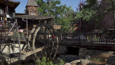 Tiro-Inclinado-Hacia-Arriba-De-Una-Vieja-Rueda-De-Agua-Antigua-En-Una-Pequeña-Ciudad-Turística-En-Colorado