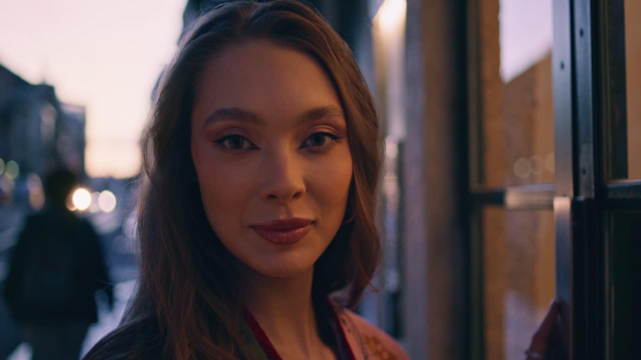 retrato de mujer de lujo al anochecer mirando la cámara de la calle. modelo posando avenida urbana