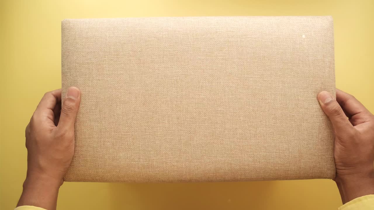 dos cajas: beige y marrón oscuro