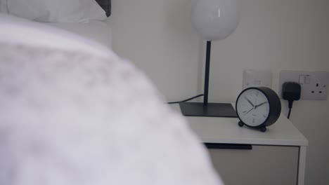 reloj moderno en la mesita de noche