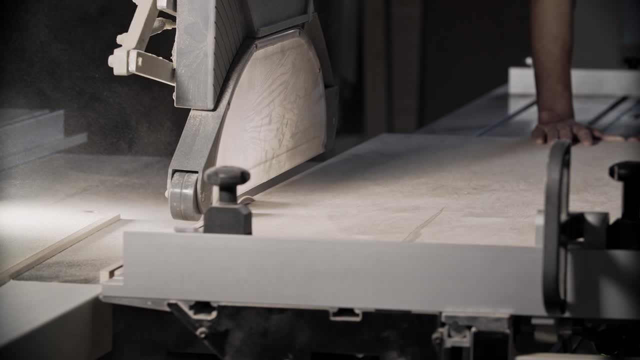 Taglio di una tavola di legno con sega elettrica.