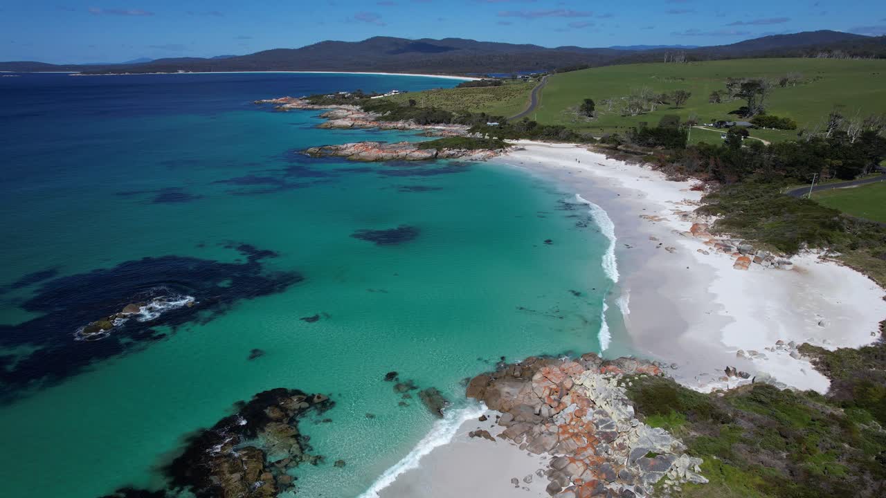 Suicide Beach nei giardini, TAS, Australia di giorno - Ripresa aerea