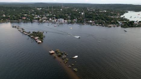 aerial sobre la isla de alter do chao love durante la temporada de lluvias en el estado de pará, brasil, selva amazónica