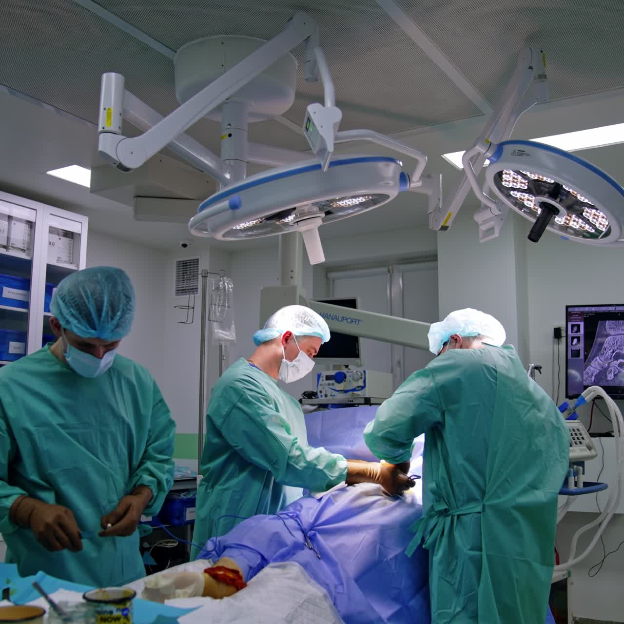 Kirurgen bruger et metalinstrument og giver det til assistenten. Lægen får i stedet det medicinske elektriske udstyr.