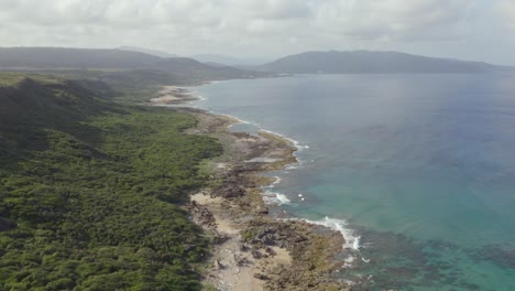 La-Hermosa-Isla-Verde-De-Taiwán-Compuesta-Por-Un-Océano-Azul-Tranquilo-Y-Un-Cielo-Nublado-Arriba---Toma-Aérea