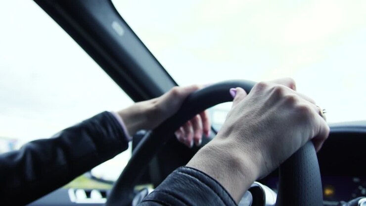 Donna guida auto