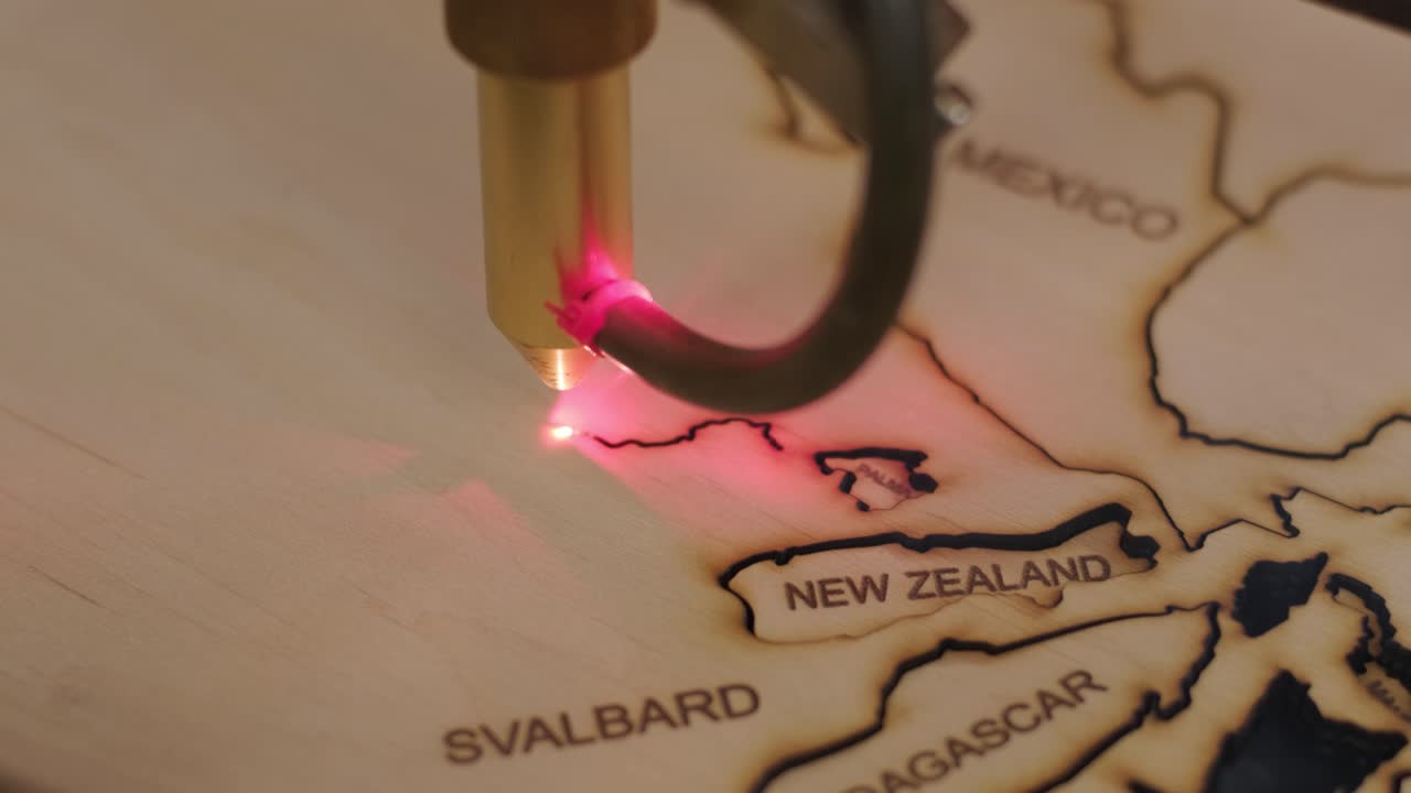 la máquina de corte por láser cnc corta el mapa del mundo en tabla de madera y contrachapado