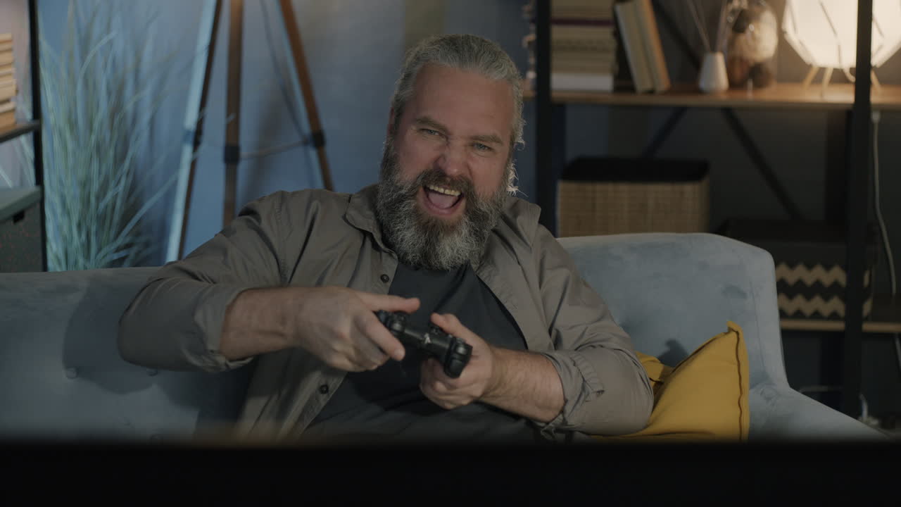 hombre jugando videojuegos en casa