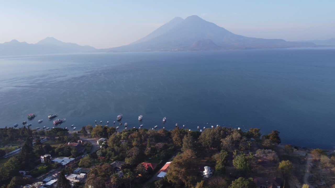 aerial: el volcán aitlan visible al otro lado del lago desde jaibalito, guatemala