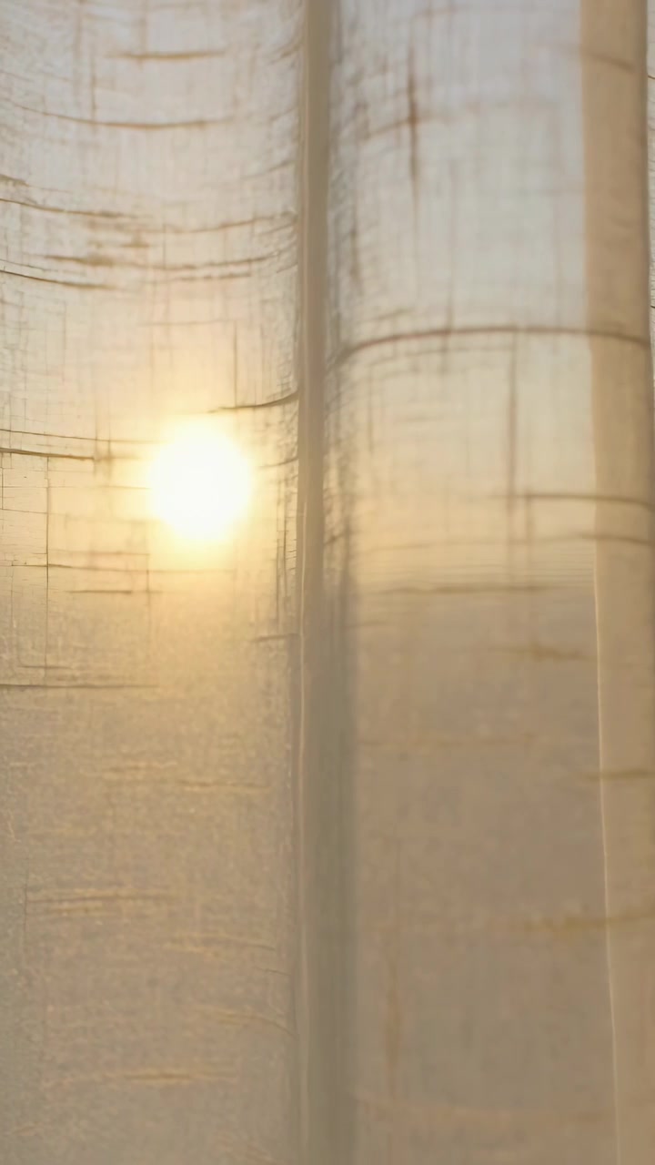 Vertikales Video: Sich bewegende Sonne wandert bei Sonnenuntergang über transparente Vorhänge am Fenster und enthüllt die Nähte.