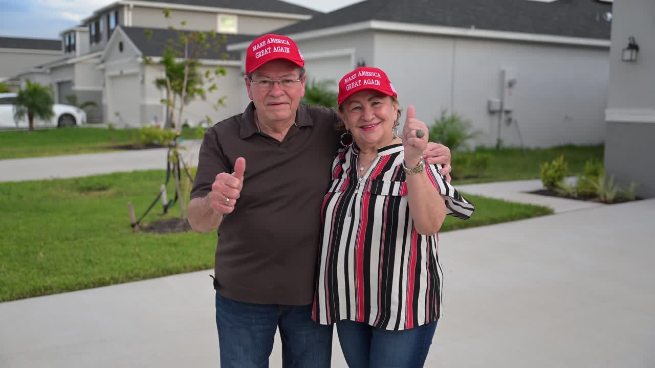 los partidarios políticos de donald trump bajo un arco iris con sombreros rojos