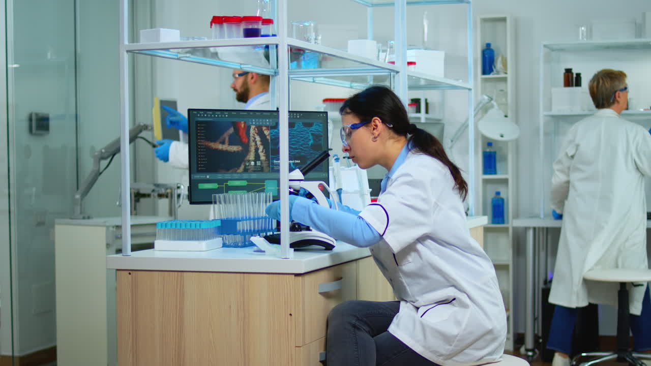 Microbiologo che lavora a un nuovo vaccino in un laboratorio moderno
