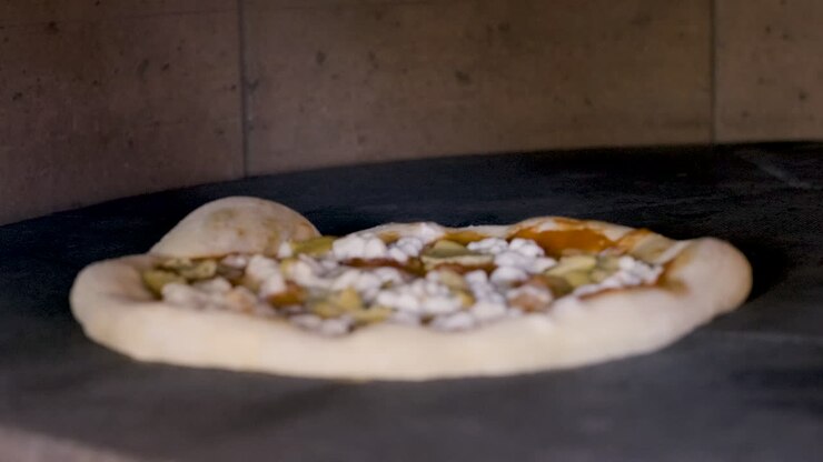 Primo piano di pizza italiana in cottura nel forno 3
