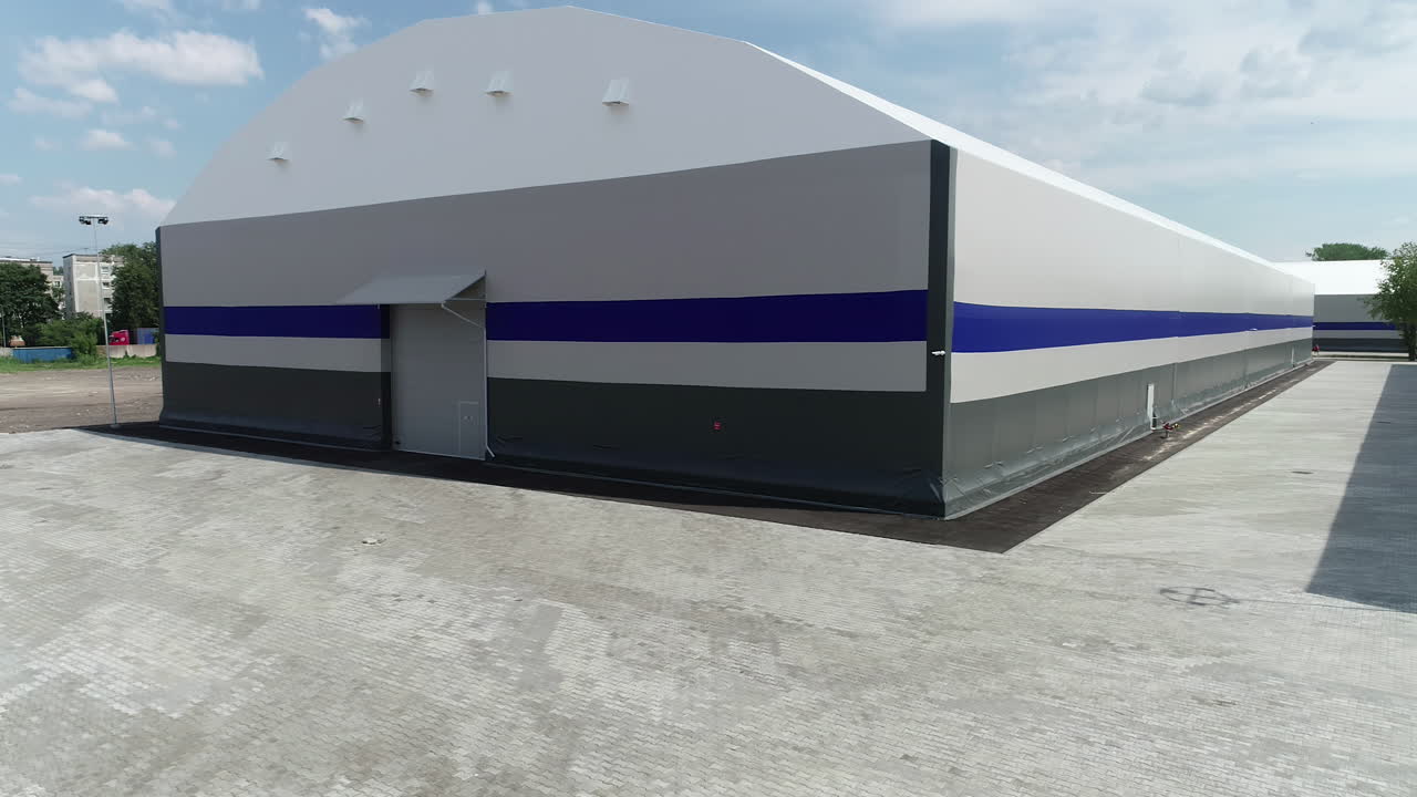 unidad moderna de almacenamiento de grano, vista de ascenso de un avión no tripulado