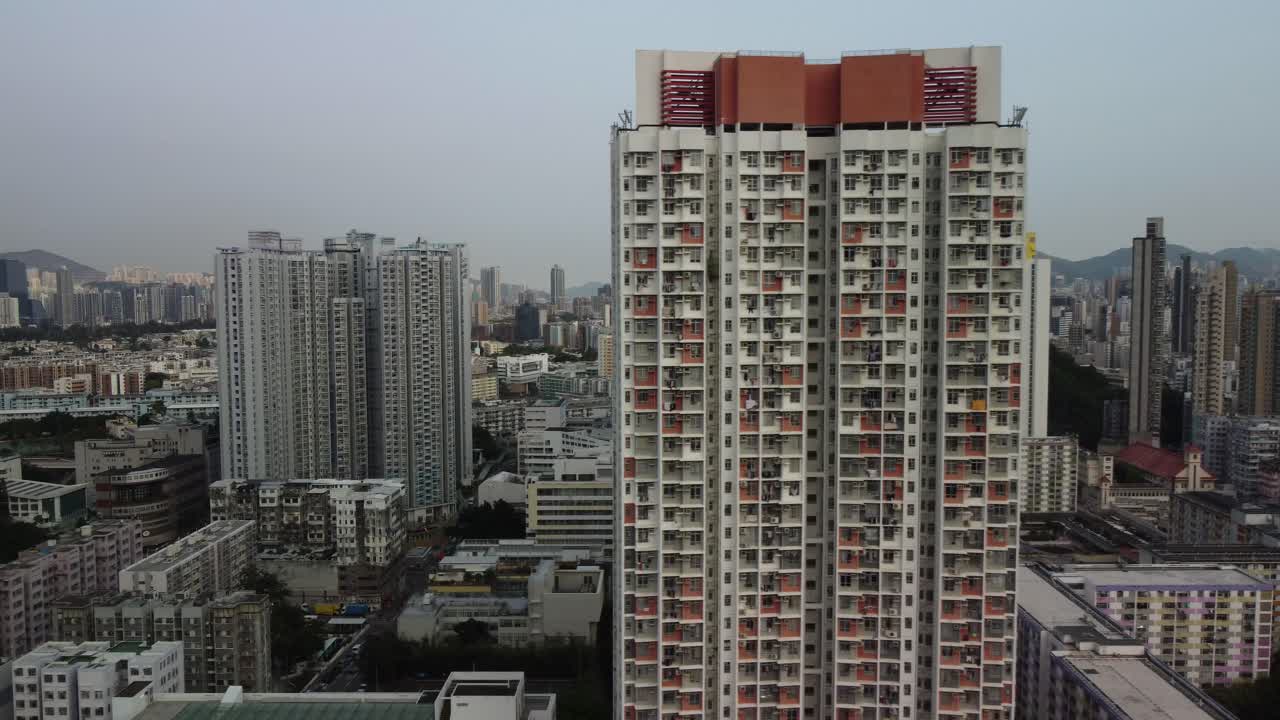 una toma lateral de un dron de apartamentos en hong kong