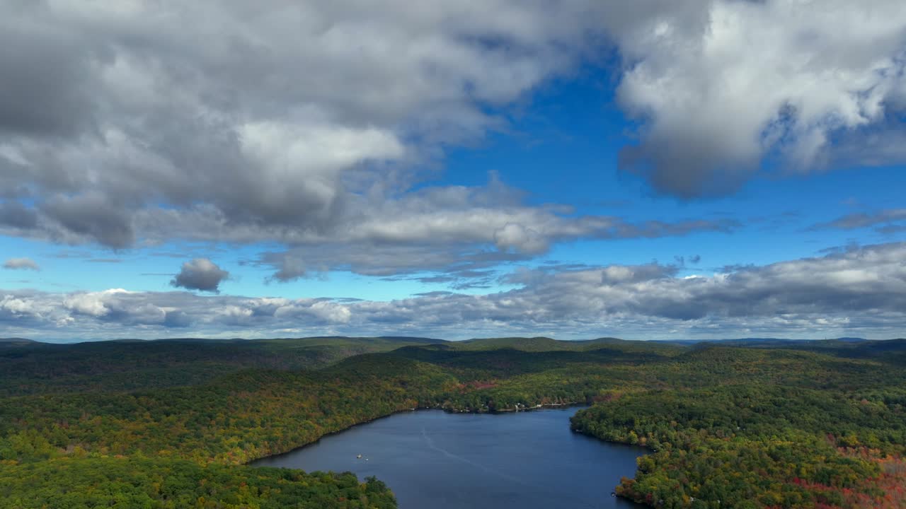 una vista de gran altitud sobre el lago oshawawana en nueva york durante el otoño en un hermoso día