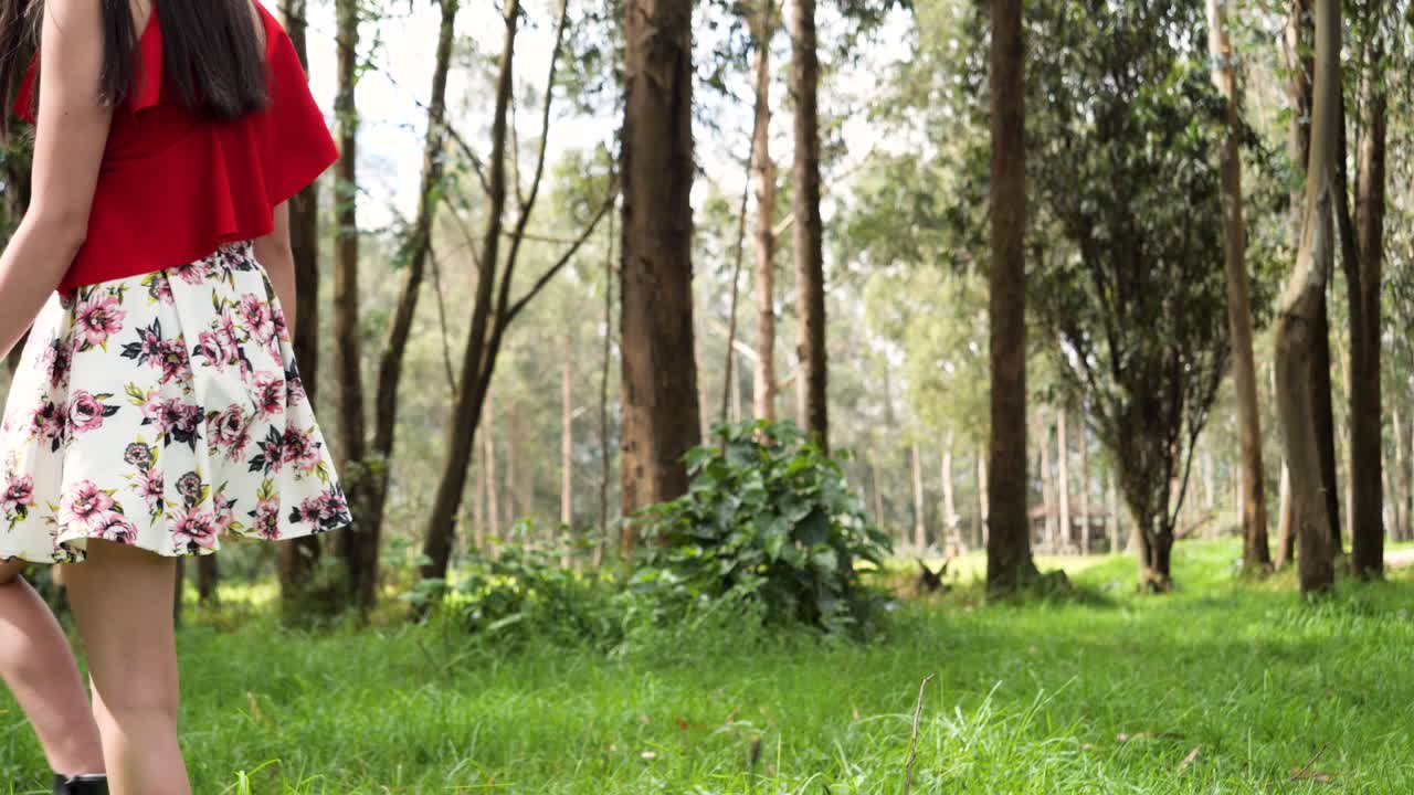 красивая молодая латиноамериканка, брюнетка стоит в лесу и наслаждается природой