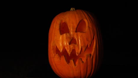 alto jack o linterna con luz de calabaza parpadeante centrado en halloween