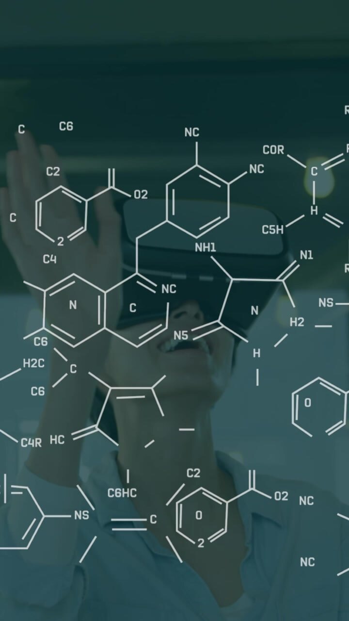 Animazione di formule chimiche su donne caucasiche che indossano visori VR.