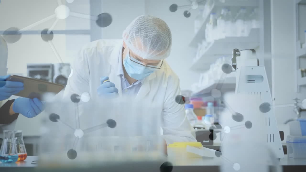 실험실에서 플을 가져가는 백인 남성 과학자에 대한 화학 분자의 애니메이션