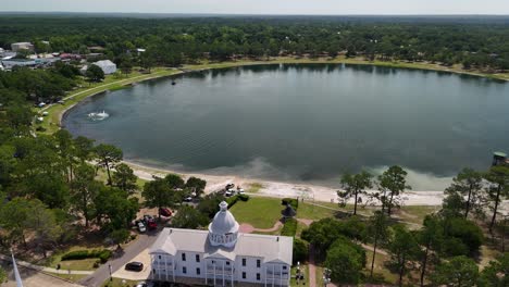 Edificio-Chautauqua-En-La-Orilla-Del-Lago-Defuniak-Con-Actividad-De-Hidrovuelo-En-Verano