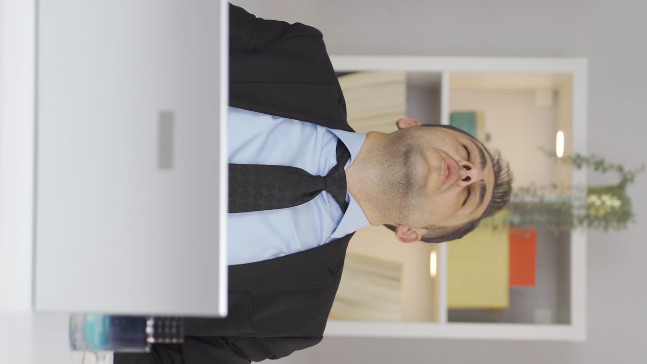 video vertical de un trabajador de oficina en casa que sufre de dificultad para respirar.