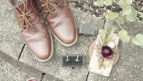 accesorios de boda para el novio - primer plano de zapatos marrones de cuero con gemelos de camisas - zapatos de boda - zapatos de oficina - gemelos de plata - zapatos marrones de hombre - par de zapatos marrones clásicos - traje de boda
