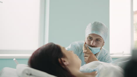 el médico consulta al paciente en la habitación del hospital