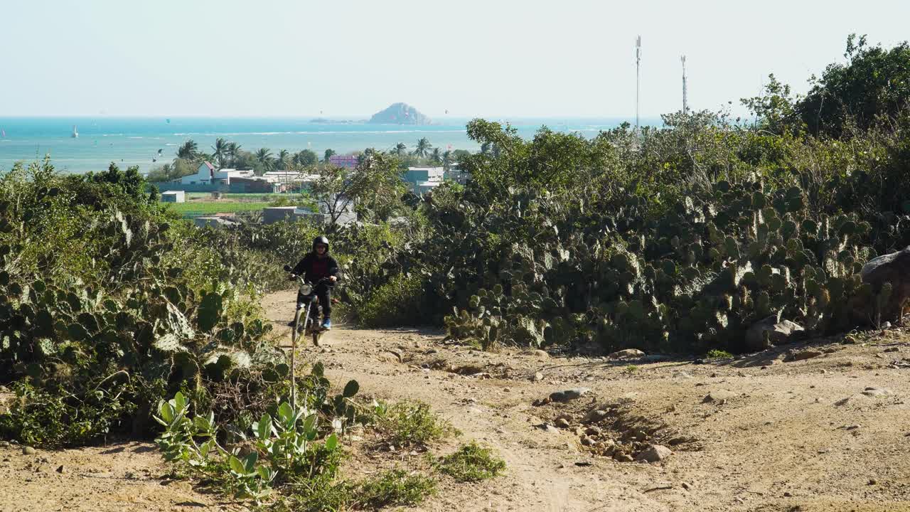 마이 호아 베트남의 비포장 도로에서 오토바이 라이더가 갑자기 미끄러져 정지합니다.