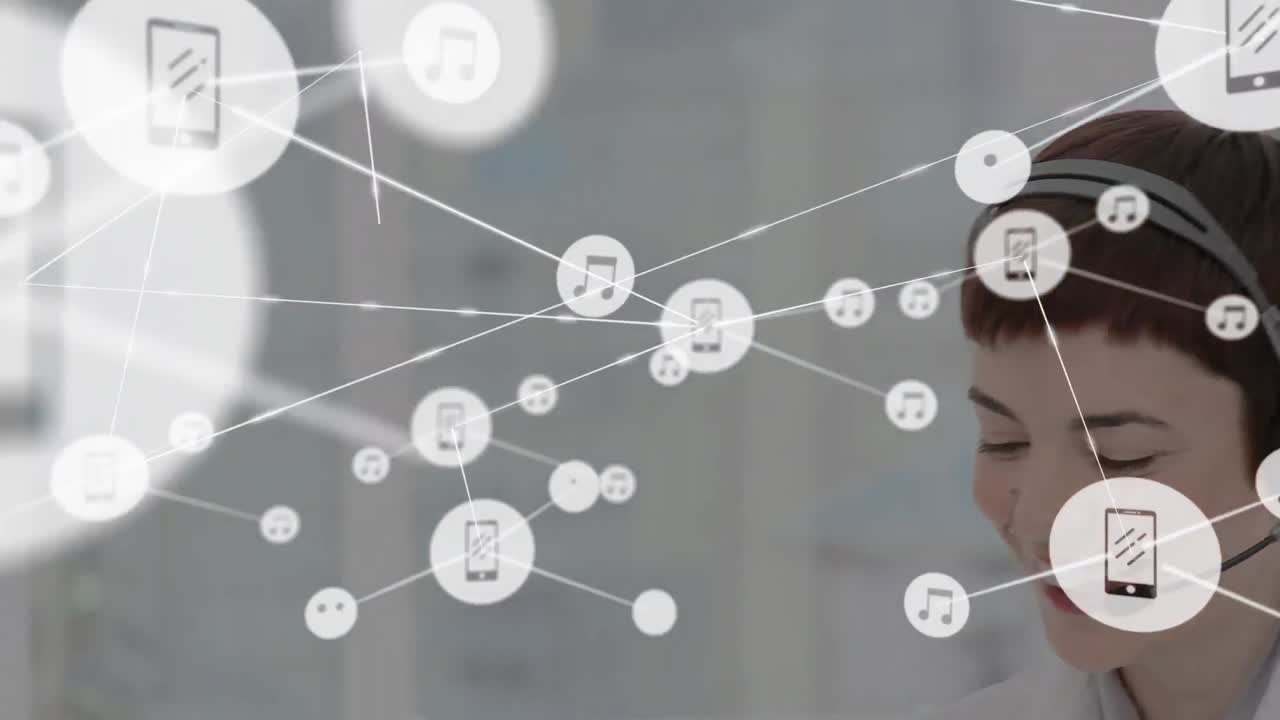 헤드 ⁇ 을 착용한 사업가 여성에 대한 연결 네트워크와 아이콘의 애니메이션